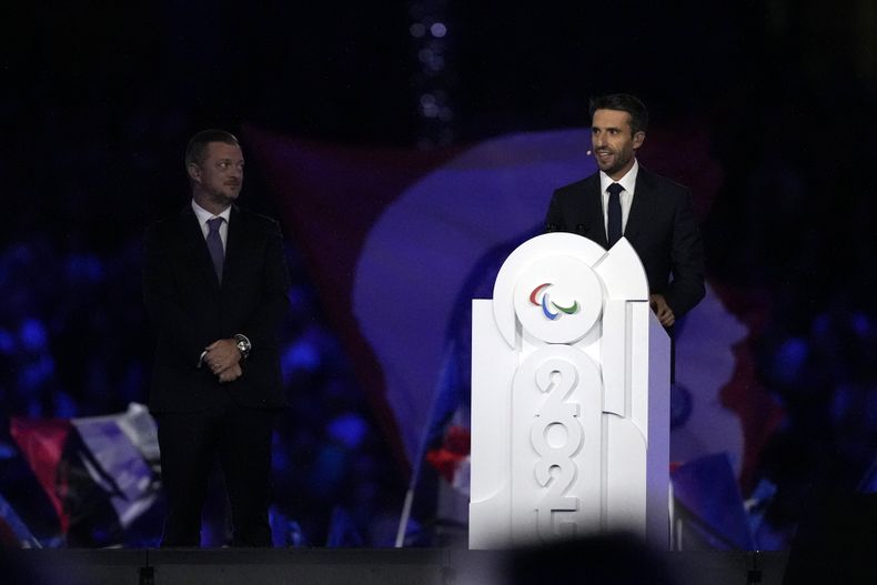 El presidente del comité organizador de los Juegos Olímpicos y Paralímpicos de París Tony Estanguet da un mensaje en la ceremonia de clausura de los Juegos Paralímpicos el domingo 8 de septiembre del 2024. (AP Foto/Michel Euler)