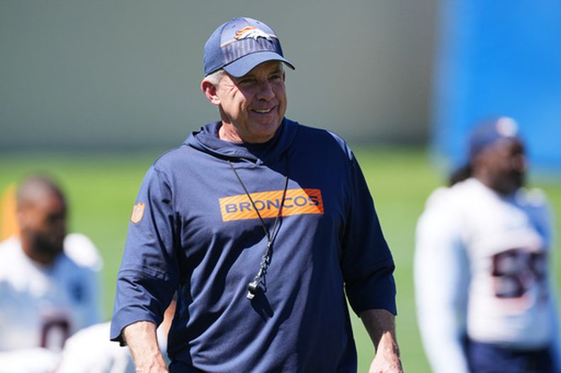 El entrenador de los Broncos de Denver Sean Payton observa a sus jugadores durante una práctica del equipo el jueves 4 de junio del 2026. (AP Foto/David Zalubowski)