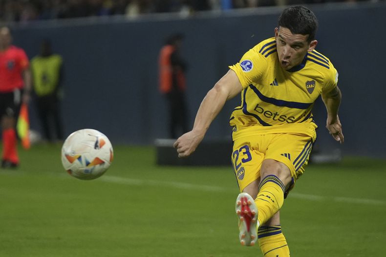Lautaro Blanco, de Boca Juniors, envía un centro en un partido de la Copa Sudamericana ante Independiente del Valle, el miércoles 17 de julio de 2024, en Quito (AP Foto/Carlos Noriega)