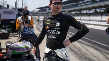 El piloto mexicano Pato OWard en la zona de pits durante una práctica con miras a las 500 Millas de Indiánpolis, el viernes 19 de mayo de 2023. (AP Foto/Michael Conroy)