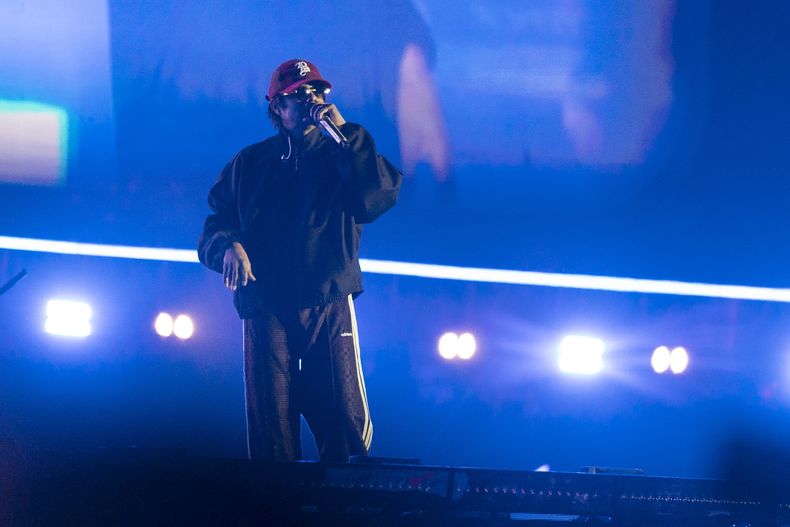 El cantante puertorriqueño Chencho Corleone durante su concierto en el Coca-Cola Flow Fest en la Ciudad de México el domingo 24 de noviembre de 2024. (Foto AP/Félix Márquez) FLOW FEST