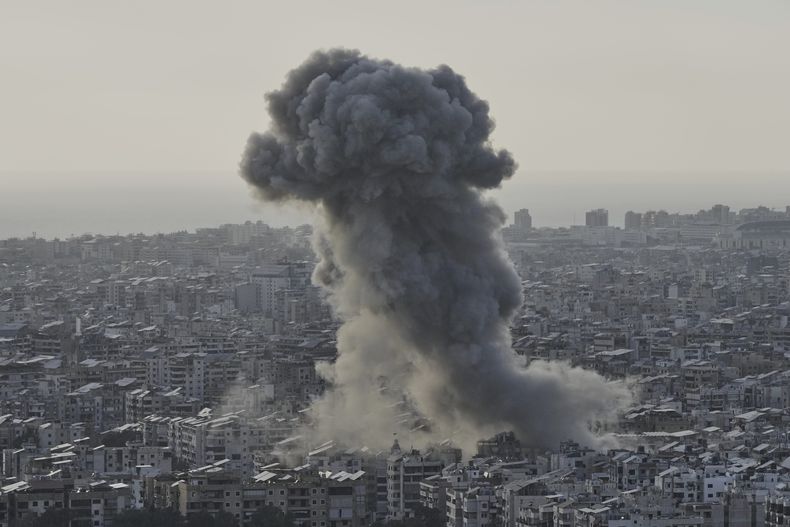 La escena después de un ataque en Dahiyeh, un suburbio al sur de Beirut, Líbano, el 27 de abril del 2025. (AP foto/Bilal Hussein)