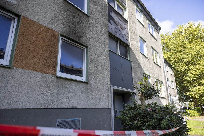 Esta imagen muestra un edificio de apartamentos tras un incendio en Essen, Alemania, el domingo 29 de septiembre de 2024. (Thomas Banneyer/dpa via AP)