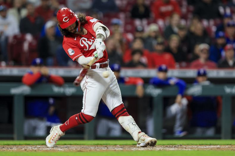 Jonathan India de los Rojos de Cincinnati bateó un sencillo de dos carreras en la octava entrada del juego ante los Rangers de Texas el martes 25 de abril del 2023. (AP Foto/Aaron Doster)