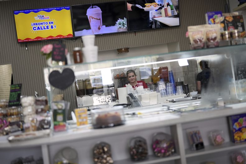 Yrene Bruno trabaja dentro de su franquicia de Sabor Venezolano, que vende comida y golosinas venezolana, en Doral, Florida, el martes de abril de 2025. (AP Foto/Rebecca Blackwell)