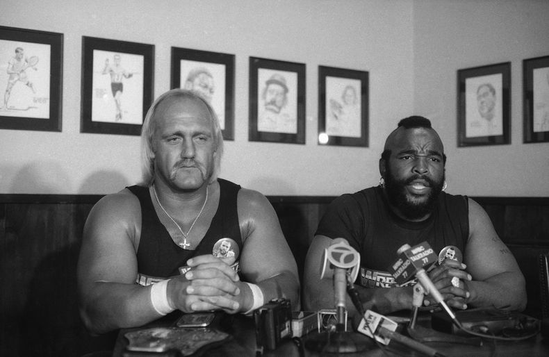 ARCHIVO - El campeón de peso pesado de la Federación Mundial de Lucha Libre, Hulk Hogan, a la izquierda, y Mr. T. aparecen en una conferencia de prensa el 18 de marzo de 1985, en el Madison Square Garden de Nueva York. (Foto AP/Corey Struller, achivo)