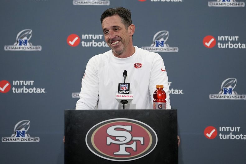 Kyle Shanahan, entrenador de los 49ers de San Francisco, sonríe durante una conferencia de prensa después del triunfo sobre los Lions de Detroit, el domingo 28 de enero de 2024 (AP Foto/Godofredo A. Vásquez)
