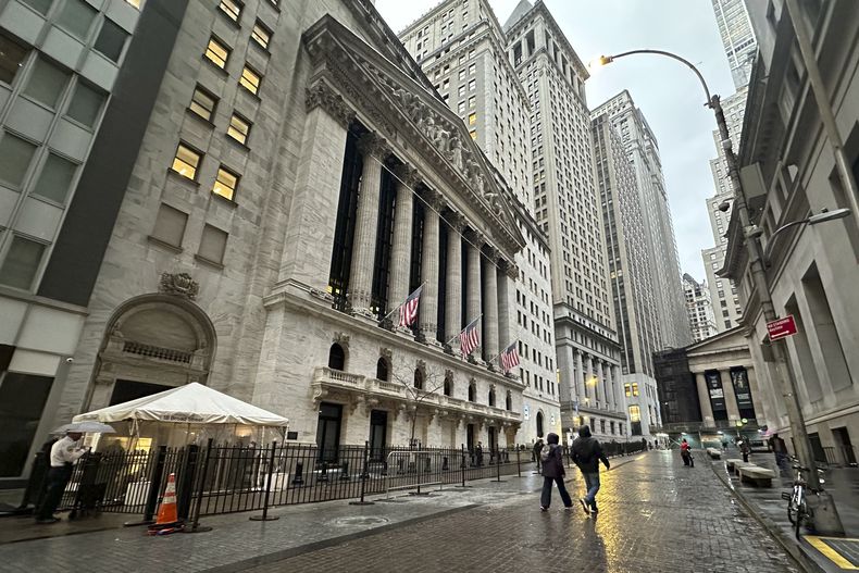 Personas caminan frente a la Bolsa de Valores de Nueva York, el martes 26 de noviembre de 2024. (AP Foto/Peter Morgan)