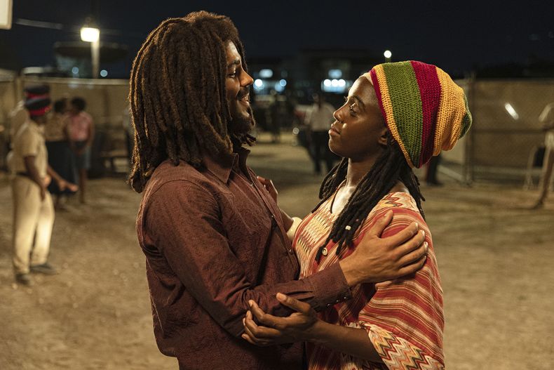 En esta imagen proporcionada por Paramount Pictures, Kingsley Ben-Adir y Lashana Lynch se miran en Bob Marley: One Love. (Chiabella James/Paramount Pictures vía AP)