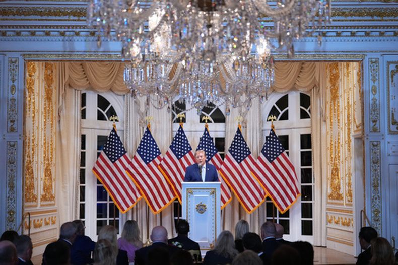 El presidente Donald Trump habla durante una cena en su club Mar-a-Lago, el viernes 16 de octubre de 2026, en Palm Beach, Florida. (AP Foto/Mark Schiefelbein)