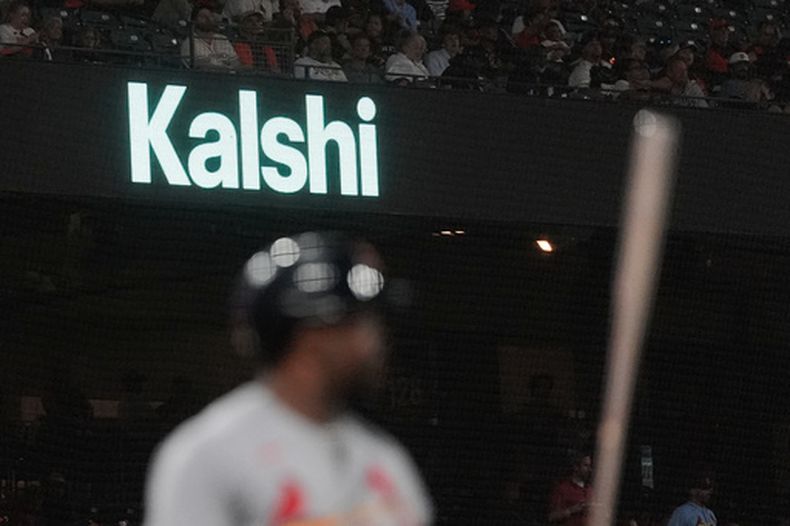 ARCHIVO - La publicidad de Kalshi en el estadio Oracle Park de San Francisco durante un juego entre los Gigantes de San Francisco y los Cardenales de San Luis, el martes 8 de septiembre de 2026, en San Francisco. (AP Foto/Jeff Chiu)
