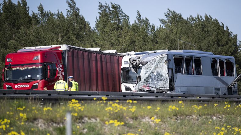 Un autobús polaco (derecha) dañado en una autopista de Dannenreich, Alemania, el martes 9 de mayo de 2023, tras un fuerte accidente. (Hannes P. Albert/dpa via AP)