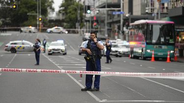 Policías de Nueva Zelanda cierran el paso en una calle de Auckland, el jueves 20 de julio de 2023, tras un tiroteo. (AP Foto/Abbie Parr)