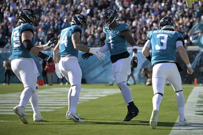 El running back de los Jaguars de Jacksonville Travis Etienne Jr. (1) celebra luego de una anotación ante los Panthers de Carolina durante la 2da mitad del juego de la NFL el domingo 31 de diciembre, en Jacksonville, Florida. (AP Foto/Phelan M. Ebenhack)