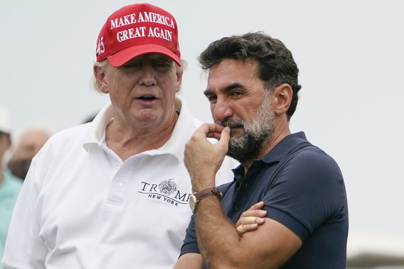 ARCHIVO - El presidente electo Donald Trump (izquierda) conversa con Yasir Al-Rumayyan, el gobernador de Fondo de Inversión Pública de Arabia Saudí, el campo de gol de Bedminster, Nueva Jersey, el 29 de julio de 2022. (AP Foto/Seth Wenig)