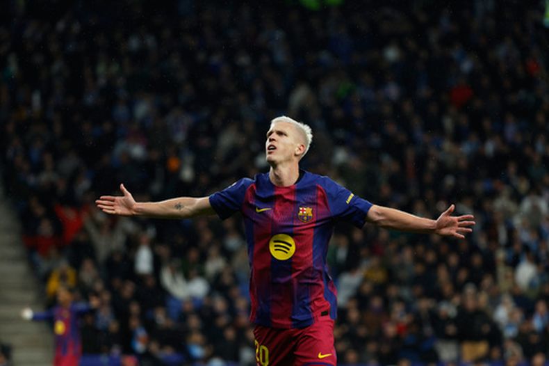 Dani Olmo del Barcelona celebra tras abrir el marcador en el encuentro ante el Espanyol en La Liga el sábado 3 de enero del 2026. (AP Photo/Joan Monfort)