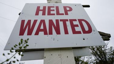 ARCHIVO - Cartel de oferta de empleos en Lansdale, Pennsylvania, 28 de abril de 2023. (AP Foto/Matt Rourke, File)