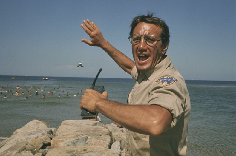 Esta imagen publicada por Peacock muestra a Roy Scheider en una escena de Jaws. (Peacock/Universal Pictures via AP)