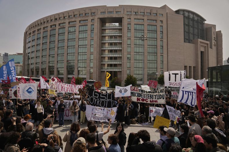 ARCHIVO - Manifestantes protestan en el exterior del tribunal de Caglayan, en Estambul, Turquía, el 18 de abril de 2025, durante una vista con docenas de acusados por asistir a movilizaciones tras la detención del alcalde de la ciudad, Ekrem Imamoglu. (AP Foto/Khalil Hamra)