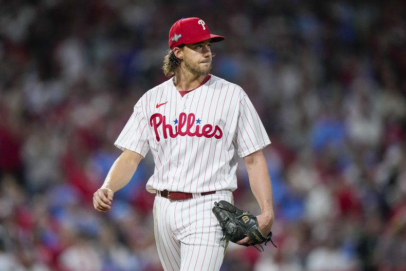 Aaron Nola de los Filis de Filadelfia es relevado en el quinto inning del sexto juego contra los Diamondbacks de Arizona en la serie de campeonato de la Liga Nacional, el lunes 23 de octubre de 2023, en Filadelfia. (AP Foto/Matt Slocum)