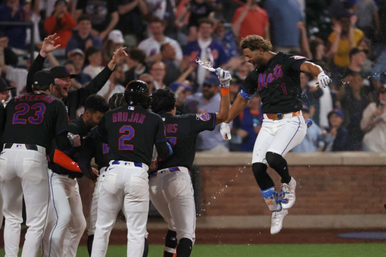 MJ Melendez, de los Mets de Nueva York, celebra con sus compañeros después de batear un cuadrangular con el que su equipo dejó tendidos en el terreno a los Marlins de Miami al remolcar a Vidal Bruján en la 10ma entrada, el viernes 29 de mayo de 2026, en Nueva York. (AP Foto/Pamela Smith)
