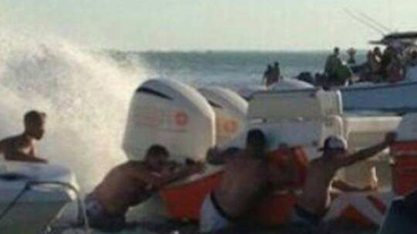 americateve | El incidente se produjo en la tarde del domingo cuando el barco quedó varado en un bajo de arena y el joven, al parecer, trato de ayudar a moverla.