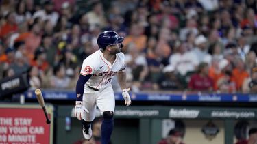 El venezolano José Altuve, de los Astros de Houston, comienza el trote al conectar un jonrón frente a los Diamondbacks de Arizona, el sábado 7 de septiembre de 2024 (AP Photo/Eric Christian Smith)