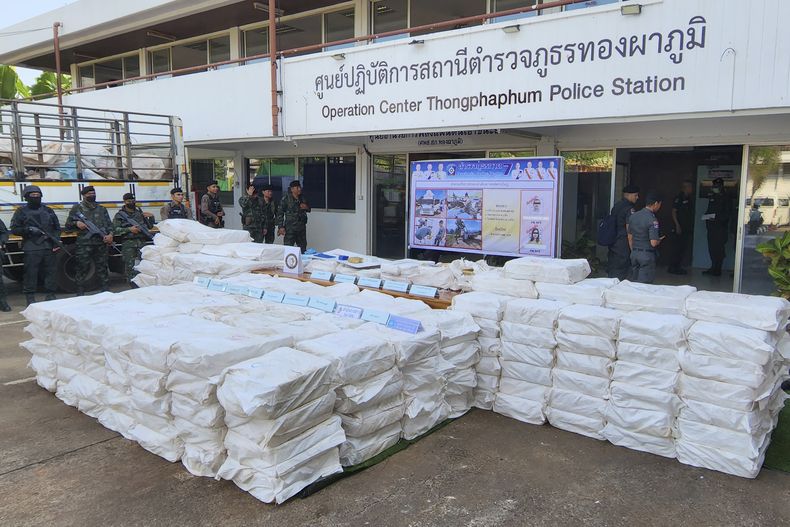 Soldados tailandeses junto a 50 millones de pastillas de metanfetamina incautadas, en la comisaría de policía de Thongphaphum, Tailandia, el 13 de diciembre de 2023. (Foto AP/Keskawe Chongchareon)
