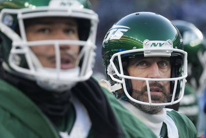 El quarterback de los Jets de Nueva York, Aaron Rodgers, a la derecha, reacciona en la banca durante la segunda mitad de un partido de fútbol americano de la NFL contra los Rams de Los Ángeles en East Rutherford, Nueva Jersey, el domingo 22 de diciembre de 2024. (AP Foto/Seth Wenig)