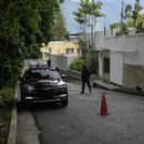 ARCHIVO - Una patrulla de la policía estacionada afuera del complejo diplomático de Argentina donde algunos miembros de la oposición venezolana se refugiaron, en Caracas, Venezuela, el 31 de julio de 2024. (AP Foto/Matias Delacroix, Archivo)