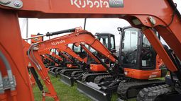 ARCHIVO - Las excavadoras Kubota se exhiben en un concesionario en Butler, Pensilvania, el 11 de julio de 2024. (AP Foto/Gene J. Puskar, Archivo)