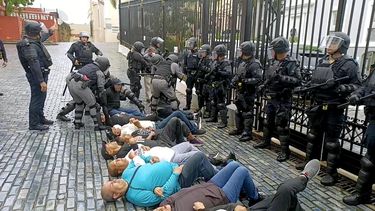 arrestan a manifestantes que protestaban contra el contrato de luma frente a portones de la fortaleza
