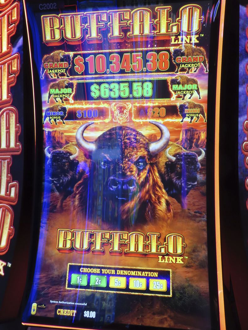 Una máquina tragamonedas aguarda a los apostadores en el casino Hard Rock de Atlantic City, Nueva Jersey, 17 de mayo de 2023. (AP Foto/Wayne Parry)
