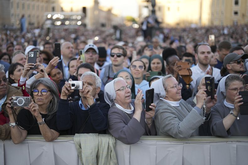 La multitud escucha el discurso del recién elegido papa León XIV en el Vaticano, el jueves 8 de mayo de 2025. (AP Foto/Francisco Seco)