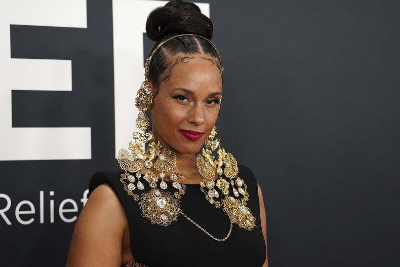 Alicia Keys llega a la 67ª entrega anual de los Grammy el domingo 2 de febrero de 2025 en Los Ángeles. (Foto Jordan Strauss/Invision/AP)