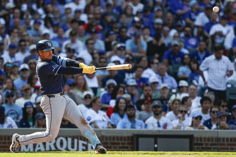 Nick Fortes de los Rays de Tampa Bay conecta un jonrón en la novena entrada ante los Cachorros de Chicago el sábado 13 de septiembre del 2024. (AP Foto/Kamil Krzaczynski)