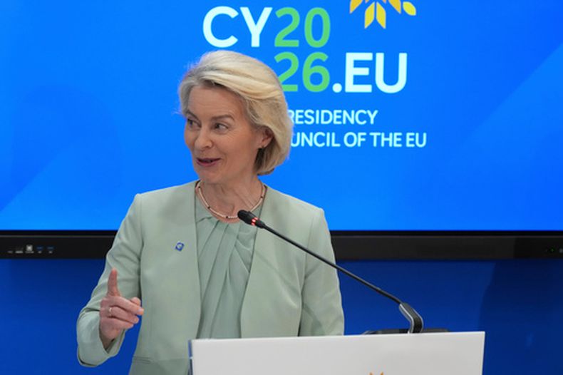 La presidenta de la Comisión Europea Ursula von der Leyen en conferencia de prensa tras una cumbre de la UE en Nicosia, Chipre, el 24 de abril del 2026. (AP foto/Petros Karadjias)