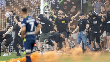 Australia: Fans invaden campo, atacan a portero