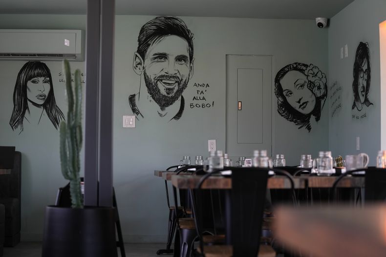 Un mural que muestra a varias celebridades, incluido el futbolista argentino Lionel Messi, se aprecia en elKao Bar & Grill de Hallandale Beach, Florida, el lunes 10 de julio de 2023 (AP Foto/Rebecca Blackwell)