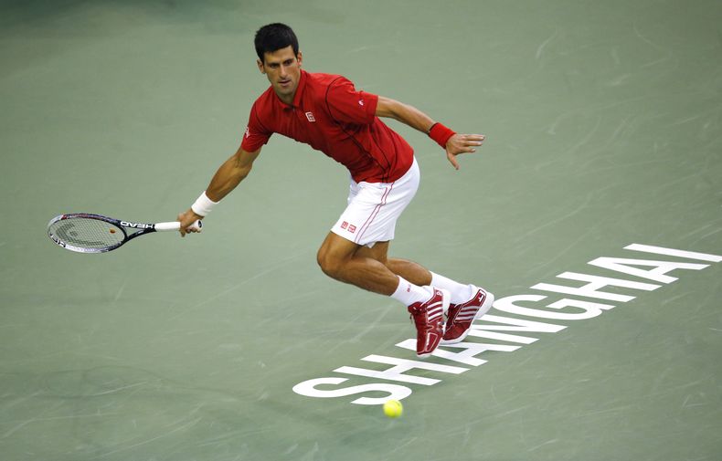 El serbio Novak Djokovic devuelve una volea al franc&eacute;s Jo-Wilfried Tsonga durante la semifinal del Masters de Shanghai en esa ciudad de China, el s&aacute;bado 12 de octubre de 2013. Djokovic avanz&oacute; a la final de la competici&oacute;n al ven