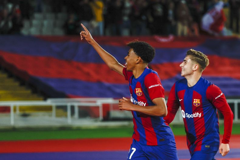 Lamine Yamal del Barcelona celebra con sus compañeros tras anotar el primer gol en el encuentro de la liga spaola ante el Mallorca el viernes 8 de marzo del 2024. (AP Foto/Joan Monfort)