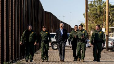 ARCHIVO - El presidente estadounidense Joe Biden camina junto con agentes de la Patrulla Fronteriza en un tramo de la frontera entre Estados Unidos y México, el domingo 8 de enero de 2023, en El Paso, Texas. (AP Foto/Andrew Harnik, archivo)