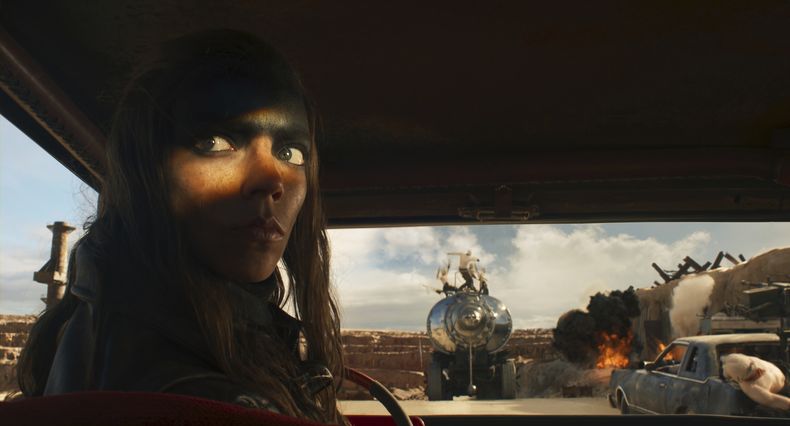 En esta imagen proporcionada por Warner Bros. Pictures, Anya Taylor-Joy en una escena de Furiosa: A Mad Max Saga. La película se estrenó en la 77a edición del Festival de Cine de Cannes. (Warner Bros. Pictures via AP)
