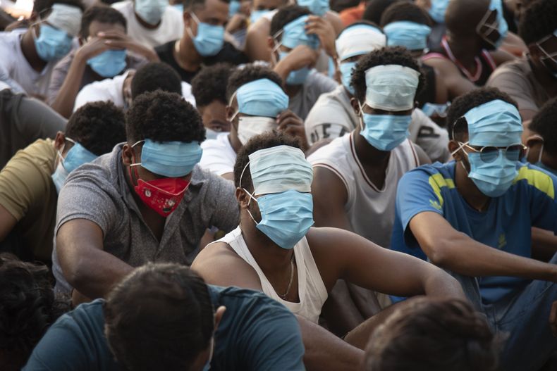 Personas de China, Vietnam y Etiopía, al parecer traficadas y obligadas a trabajar en centros de ciberdelitos, en un centro de detención tras ser liberadas de uno de esos sitios en el distrito Myawaddy de Myanmar, el 26 de febrero del 2025. (AP foto/Thanaphon Wuttison)