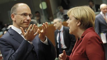 americateve | El primer ministro italiano Enrico Letta habla con la canciller alemana Angela Merkel durante una mesa redonda en la cumbre de la UE en Bruselas el jueves, 24 de octubre del 2013.  (Foto AP/Yves Logghe)