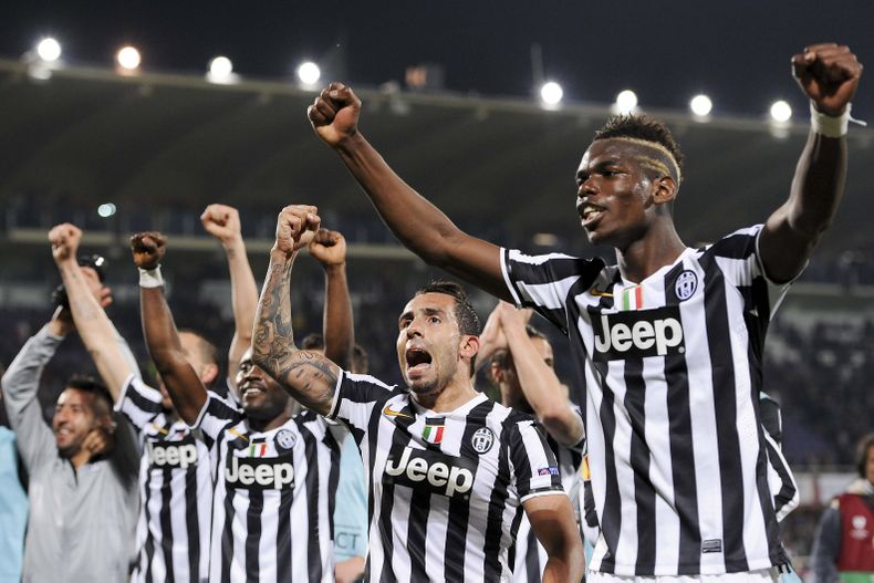 Carlos Tevez (segundo desde la derecha) y varios compa&ntilde;eros festejan el pase de Juventus a los cuartos de final de la Liga Europa el 20 de marzo del 2014 en Florencia, tras ganarle 1-0 a Fiorentina. Juventus enfrentar&aacute; a Lyon en la pr&oacute