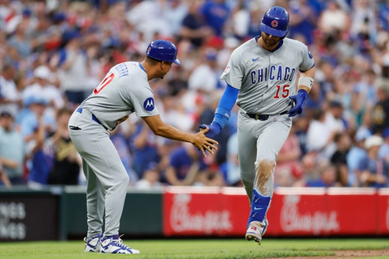 Carson Kelly, derecha, de los Cachorros de Chicago, celebra su jonrón contra Nick Lodolo, los Rojos de Cincinnati, durante la sexta entrada del juego de béisbol de Grandes Ligas, el sábado 11 de julio de 2026, en Cincinnati. (AP Foto/Jay LaPrete)