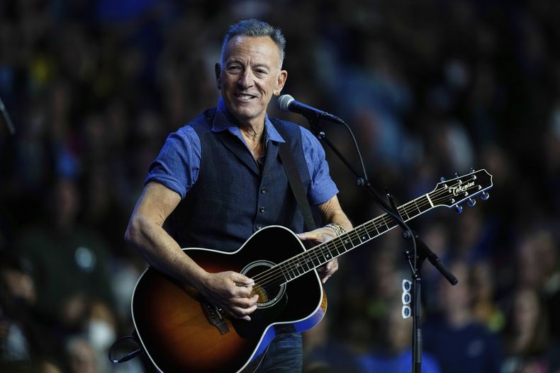 ARCHIVO - Bruce Springsteen canta en un mitin de campaña en apoyo a la candidata presidencial demócrata Kamala Harris, el 28 de octubre de 2024, en Filadelfia. (AP Foto/Matt Rourke, archivo)