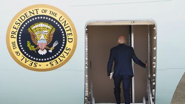 El presidente Joe Biden aborda el Air Force One, el 28 de junio de 2023, en la Base de la Fuerza Aérea Andrews, en Maryland. Va rumbo a Chicago a dar un discurso sobre economía. (AP Foto/Manuel Balce Ceneta)