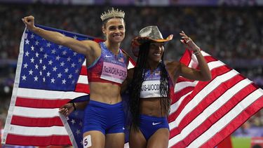 Las estadounidenses Tara Davis-Woodhall (derecha) y Sydney McLaughlin-Levrone posan para fotos durante los Juegos Olímpicos de París, el jueves 8 de agosto de 2024, en Saint-Denis, Francia. (AP Foto/Petr David Josek)